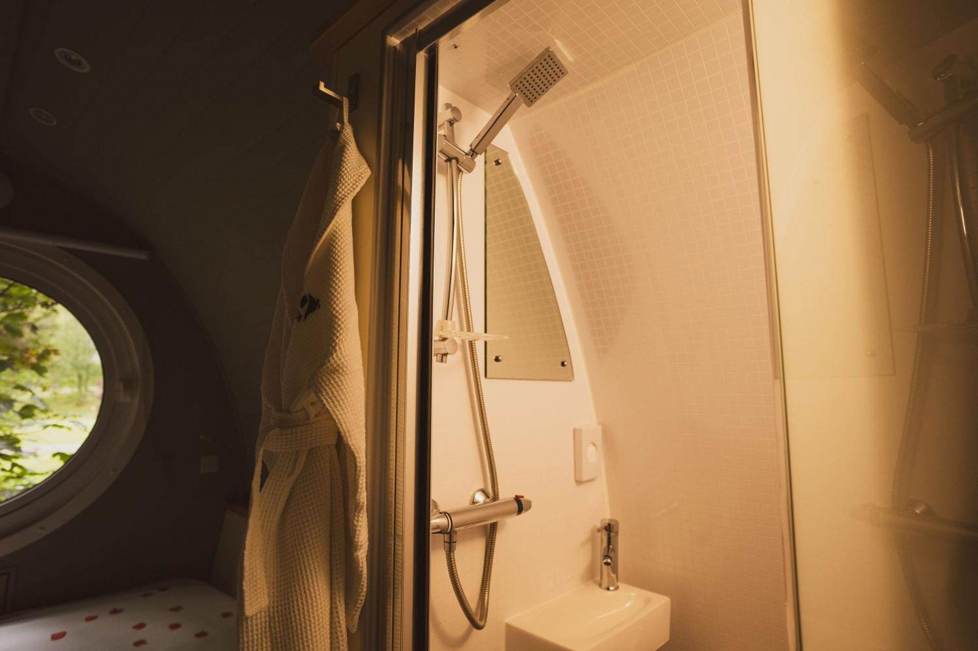 带热水浴缸的河滨小屋公寓 格伦科 外观 照片